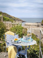Terrasse côtière pittoresque avec mobilier bleu clair