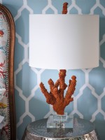 Lampe sculptée en corail marron et blanc sur table de chevet