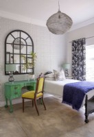 Chambre à coucher avec revêtement de plafond pressé et mobilier vintage