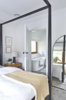 Chambre moderne avec salle de bain