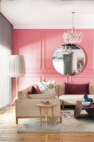 Salon avec lambris rose