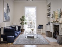 Salon classique avec fenêtre caractéristique et plantes d'intérieur