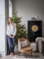 Propriétaire dans un cadre de Noël avec arbre de Noël et chaise