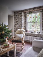 Salon champêtre avec pierres apparentes et décorations de Noël