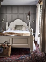 Chambre classique avec lit blanc