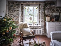 Salon champêtre avec fauteuil à bascule et décorations de Noël
