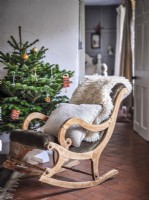 Fauteuil à bascule rustique à côté de l'arbre de Noël