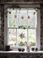 Décorations de Noël et lanternes sur la fenêtre