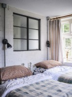 Chambre à deux lits avec briques apparentes