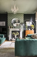 Salon moderne vert avec cheminée murale caractéristique