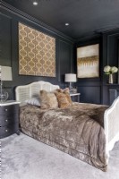 Chambre à coucher moderne en noir et or avec cadre de lit en rotin