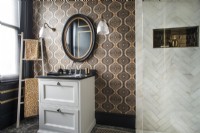 Unité d'évier dans une salle de bains moderne avec papier peint à motifs