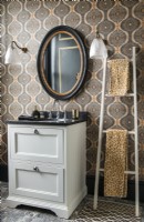 Unité d'évier dans une salle de bains classique moderne avec papier peint à motifs
