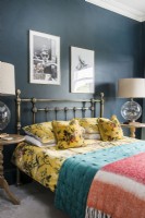 Chambre à coucher moderne et colorée