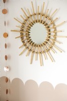 Miroir sunburst en canne de bambou sur le mur de la chambre d'enfant - détail