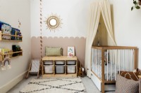 Chambre de bébé avec lit bébé et banquette de rangement en bois