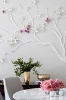 Mur de la salle à manger décoré de cornouiller à fleurs blanches et roses.