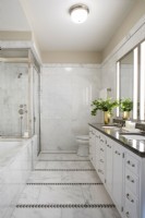 Salle de bain moderne en marbre blanc avec double vasque.