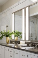Salle de bain moderne en marbre blanc avec double vasque,