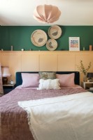 Chambre à coucher moderne avec panneaux muraux peints