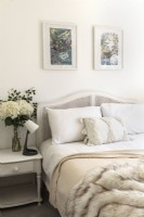 Tête de lit en rotin blanc dans une chambre de style campagnard