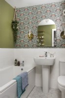 Papier peint à motifs dans une salle de bain moderne