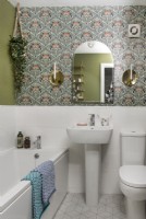 Papier peint rétro à motifs dans une salle de bain blanche moderne