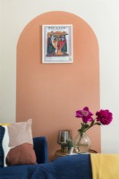 Voûte orange peinte sur le mur du salon
