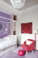Chambre des filles décorée en violet, rouge et blanc