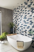 Mur carrelé dans une salle de bain moderne