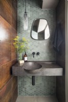 Évier en béton dans une salle de bain contemporaine