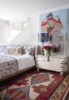 Chambre à coucher avec tapis géométrique et art contemporain