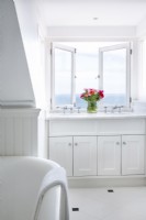 Salle de bain classique avec vue sur l'océan depuis la fenêtre