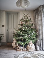 Arbre de Noël et cadeaux dans un salon neutre