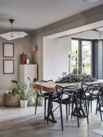 Cuisine ouverte avec table en bois et présentoir de plantes d'intérieur