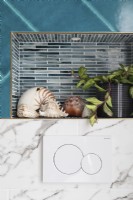 Détail de la niche de douche et de la plaque de chasse d'eau en mosaïque; carreaux de mosaïque, de marbre et de sarcelle