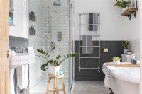 Salle de bain classique avec baignoire sur pieds et douche en marbre, gris et blanc