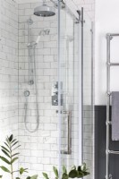 Détail de la cabine de douche en verre classique avec carreaux de marbre et pluie chromée