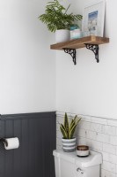 Détail du lambris d'angle de la salle de bain et de l'étagère en carreaux de marbre avec des plantes