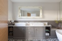 Salle de bain moderne avec boiseries grises et carreaux à motifs