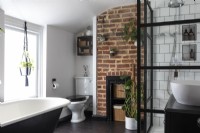 Salle de bain familiale avec baignoire sur pieds et douche de style crittall, briques apparentes et accessoires chromés
