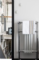 Détail, salle de bain classique, radiateur sèche-serviettes
