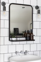 Détail lavabo, étagère miroir et appliques murales industrielles