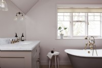 Salle de bain classique avec bain autoportant et lavabo encastré en marbre
