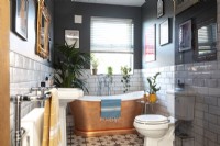 Salle de bain familiale avec baignoire en cuivre peint, robinetterie chromée, carrelage métro et carrelage style victorien. Classique, éclectique.