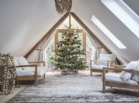 Loft décloisonné avec sièges et sapin de Noël