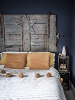 Chambre rétro avec tête de lit porte en bois