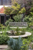Jardin avec banc et bassin