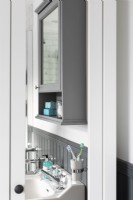 Réflexion détaillée de l'évier de rangement de la salle de bains et de l'armoire peinte
