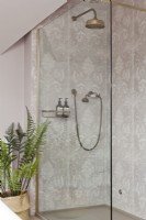 Cabine de douche carrelée à motifs avec douche en laiton